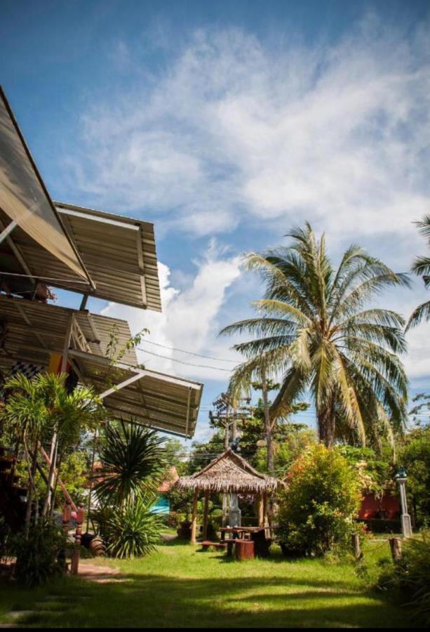 The Lazy Bar And Guesthouse 甲米 外观 照片
