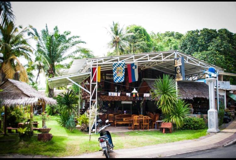The Lazy Bar And Guesthouse 甲米 外观 照片